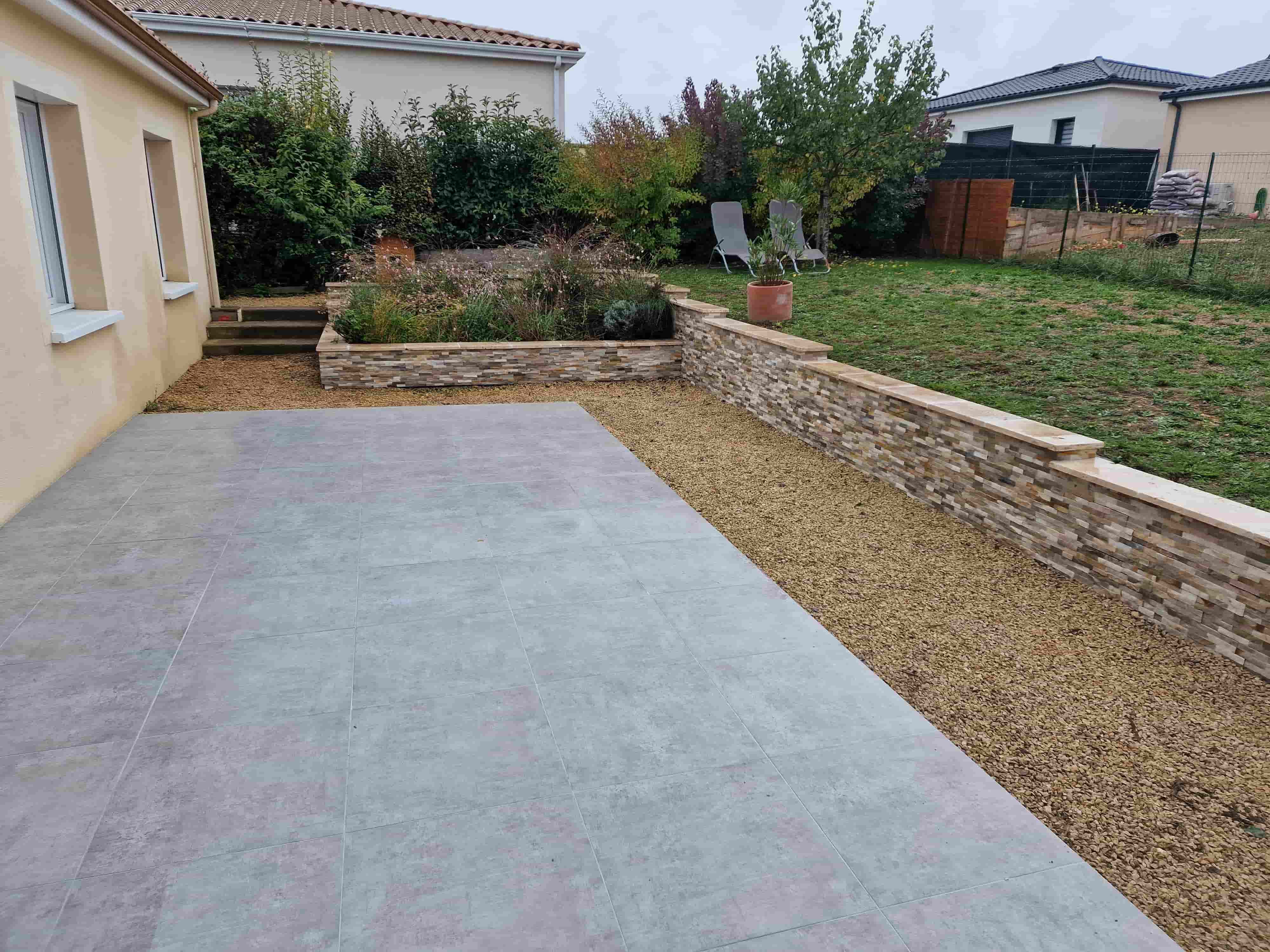 Travaux de maçonnerie associés à un aménagement extérieur
