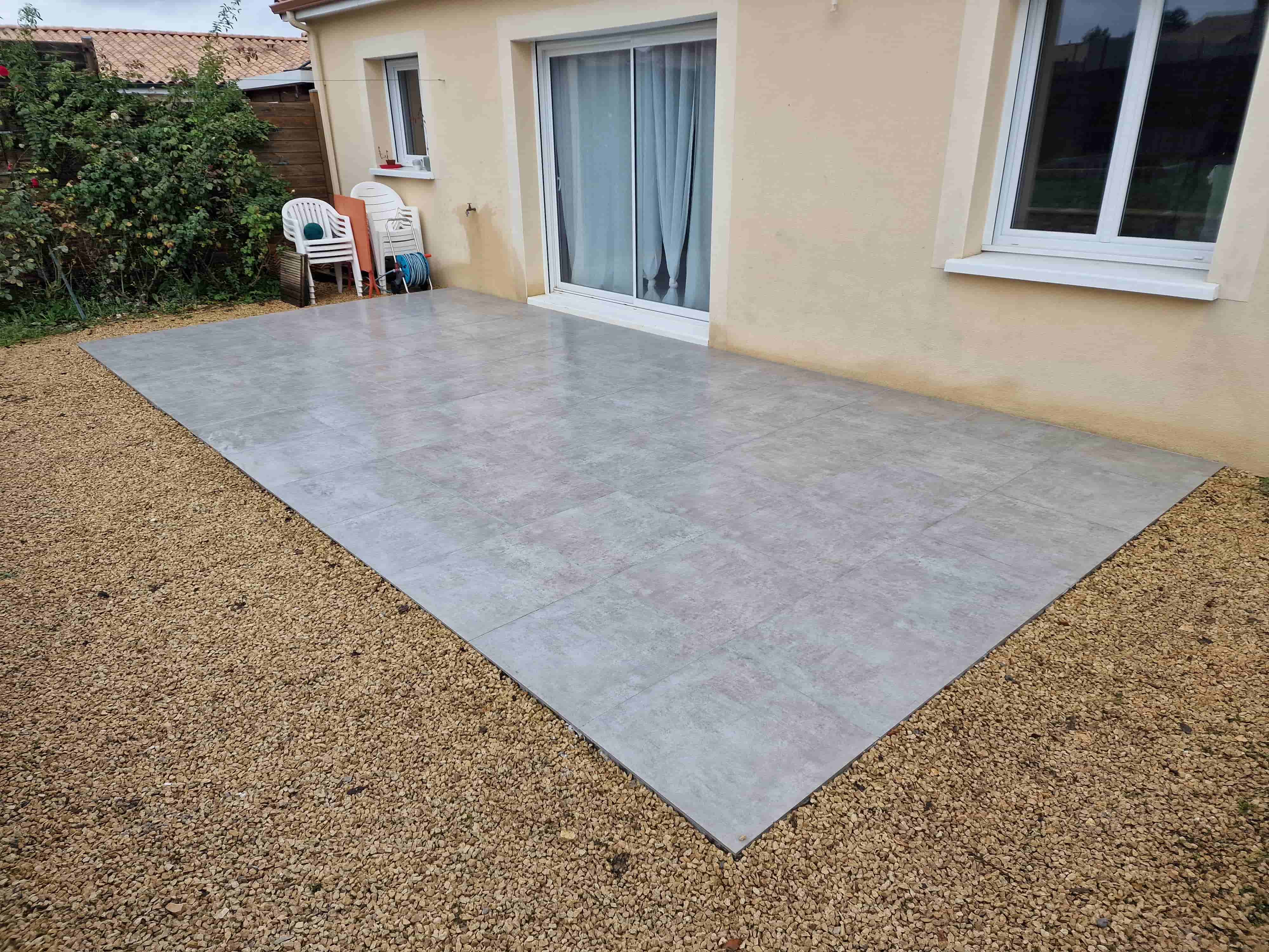 Terrasse aménagée à l'extérieur d'une maison