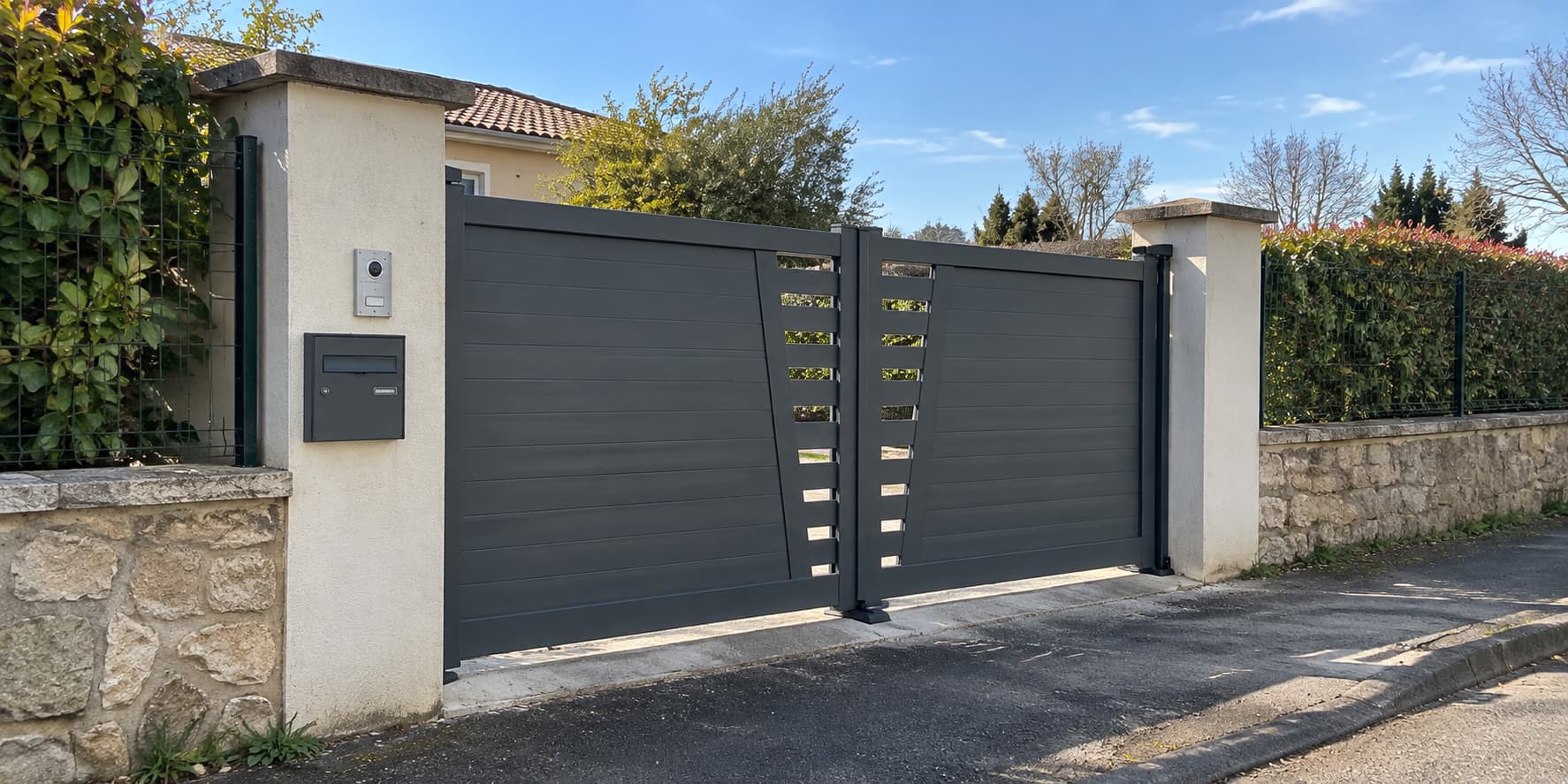 Portail intégré à une clôture extérieure