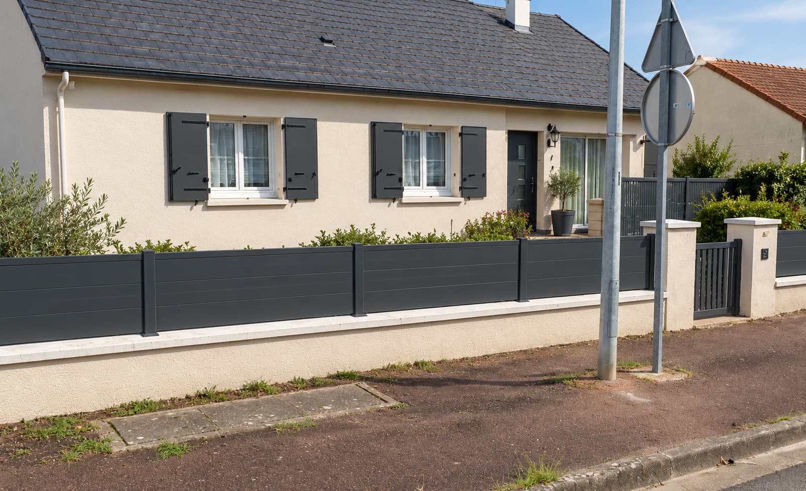 Exemple de remplacement d'une ancienne cl&ocirc;ture par des panneaux contemporains sur muret existant