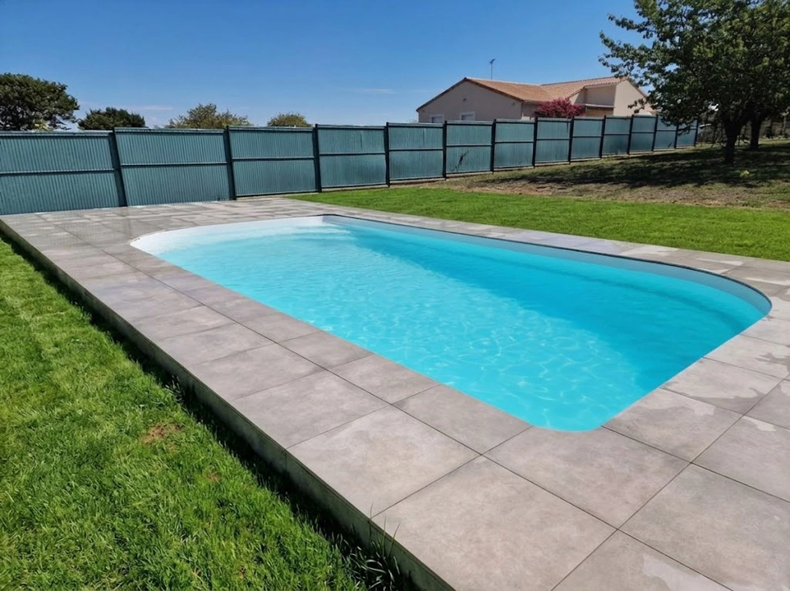 Travaux de terrasse et aménagement autour d'une piscine à Neuville du Poitou