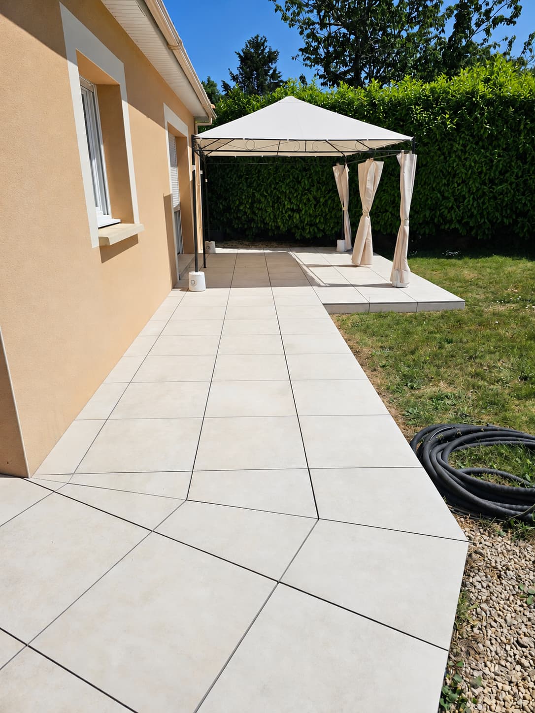 Détail d'une découpe sur l'aménagement de piscine à Saint-Martin-la-Rivière