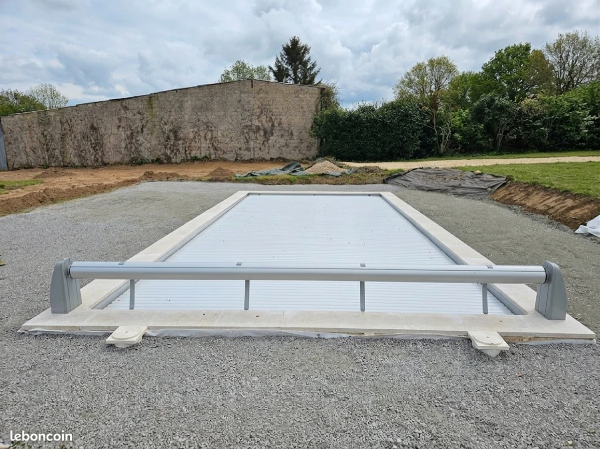 Margelles posées autour de la piscine à Saint-Martin-la-Rivière