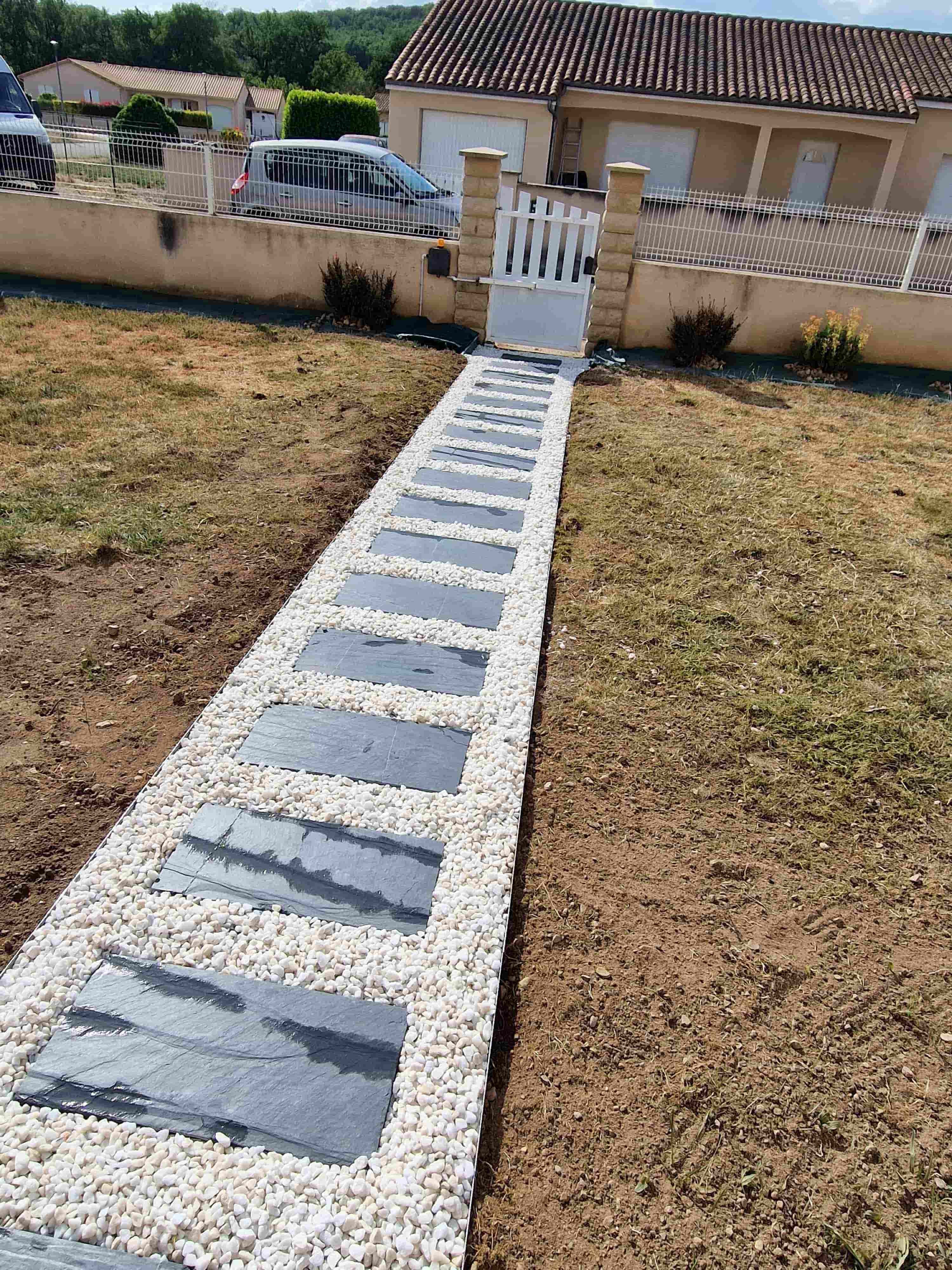 Chemin d'accès extérieur en gravier