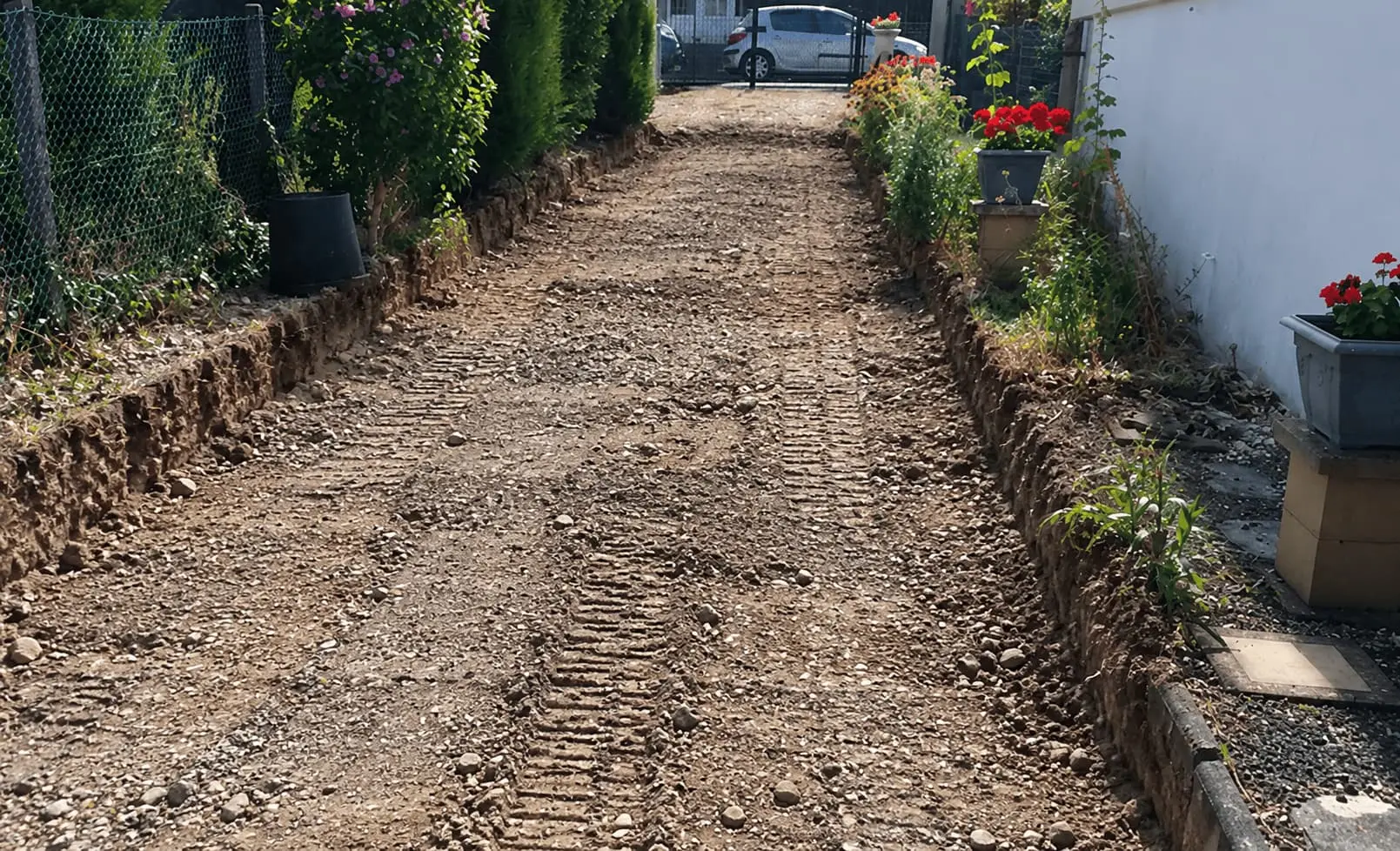 Préparation du terrain avant réalisation d'une allée