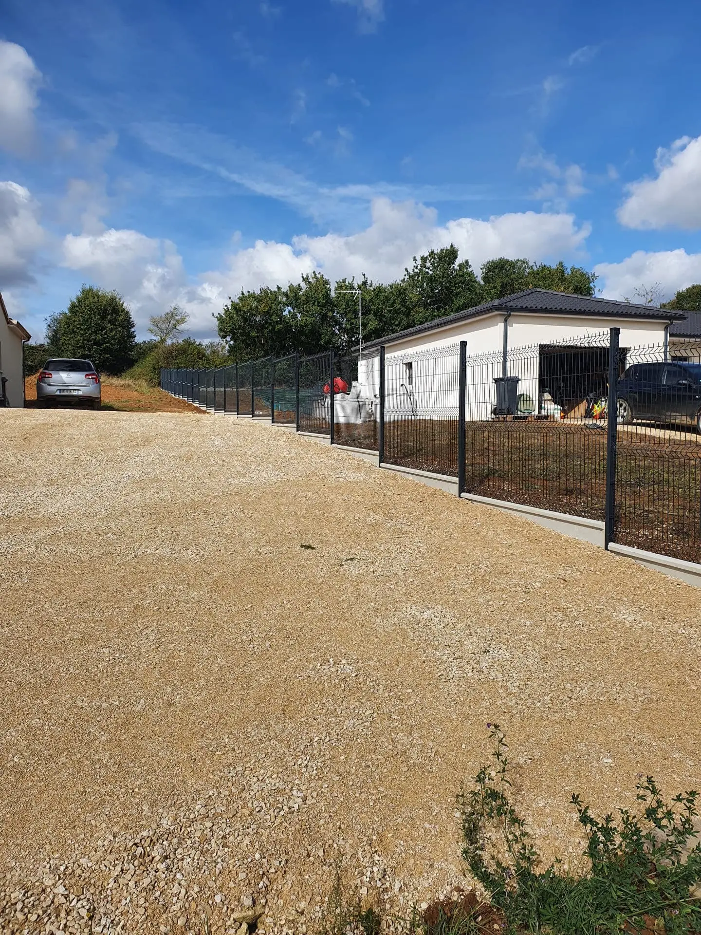 Pose d'une clôture extérieure sur muret