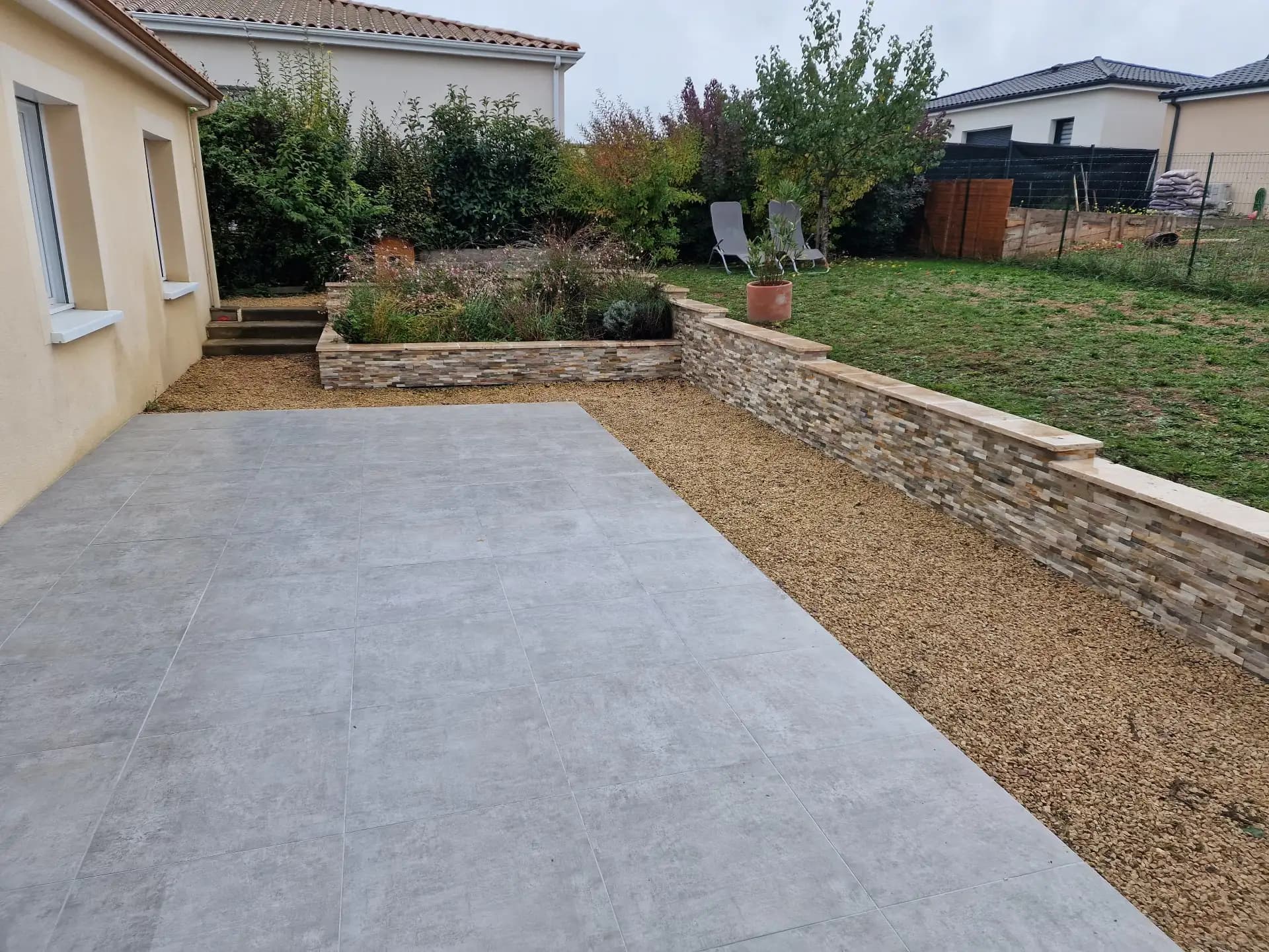 Muret de séparation en maçonnerie — Chantier à Montamisé