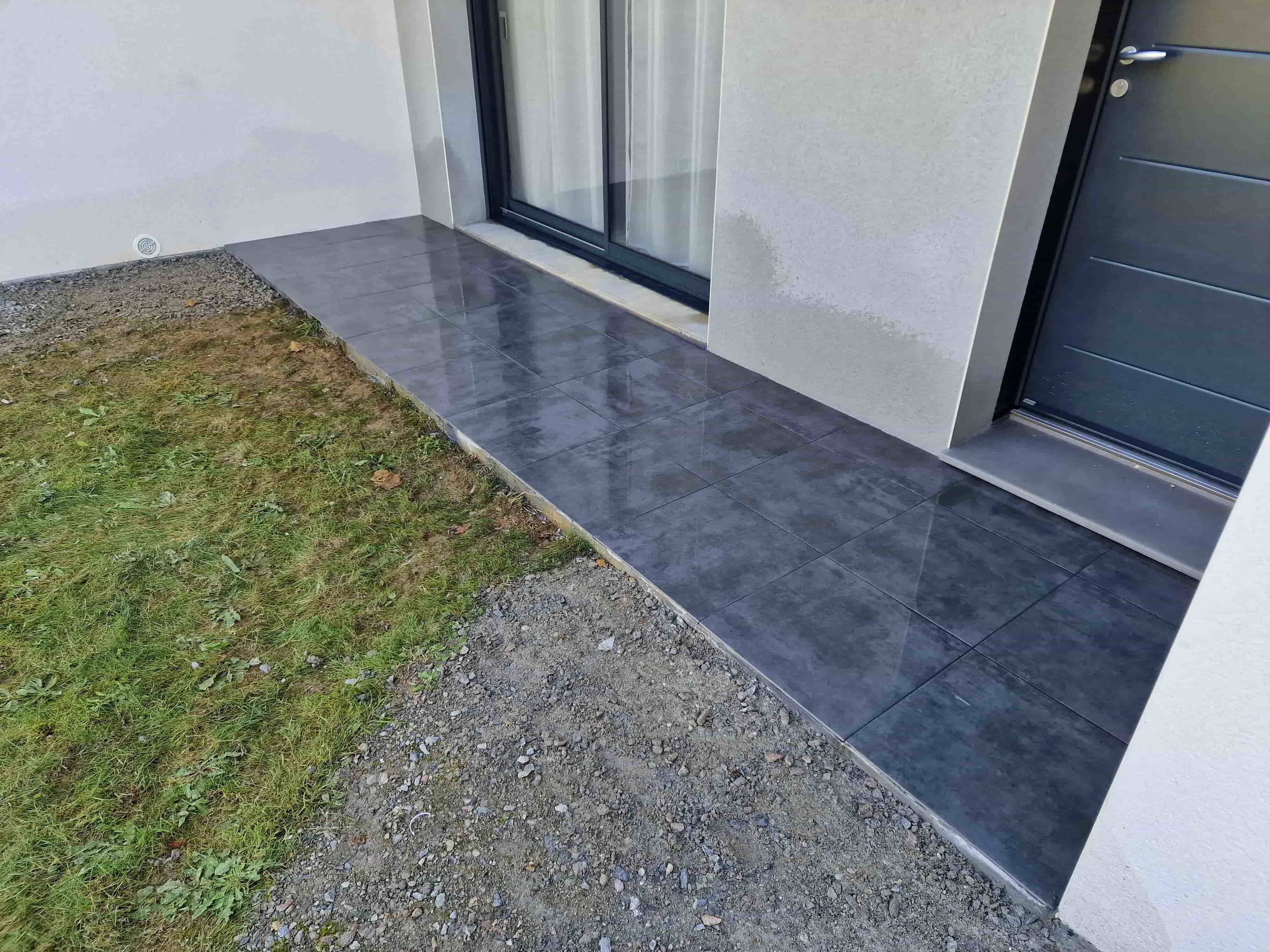 Terrasse sur plots réalisée en dalles extérieures